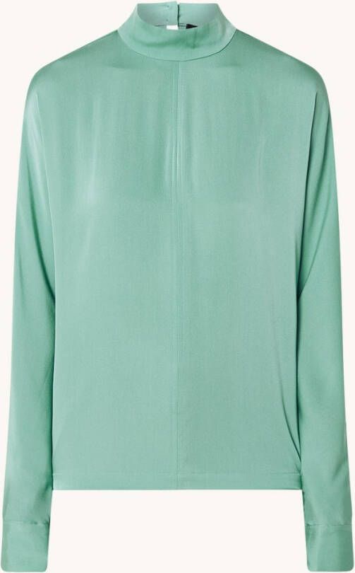 Claudia Strä, ter Tuniek van zijde met vleermuismouw