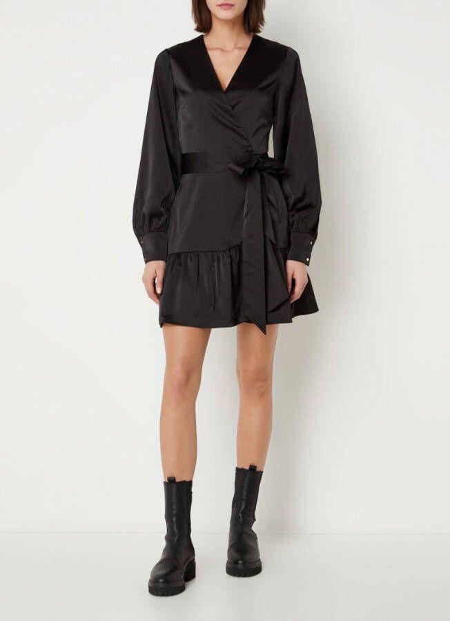 NIKKIE Kayden wikkeljurk van satijn met striksluiting