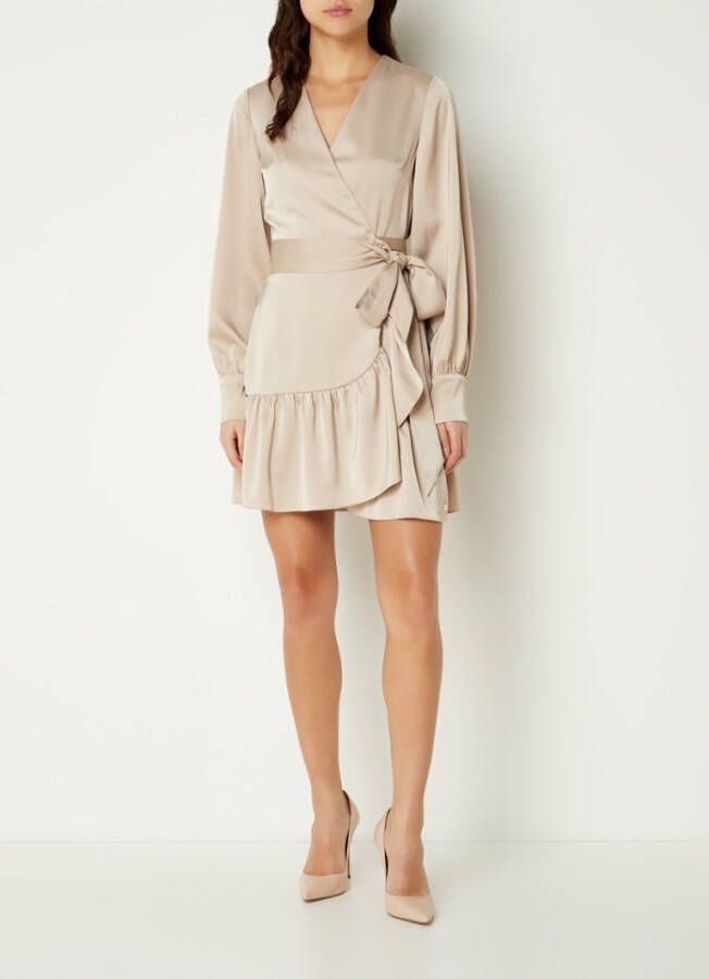 NIKKIE Kayden wikkeljurk van satijn met striksluiting