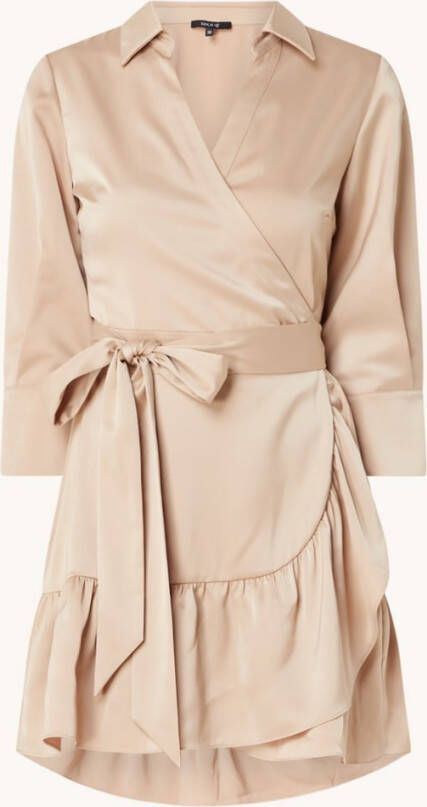 NIKKIE Loren wikkeljurk van satijn met striksluiting