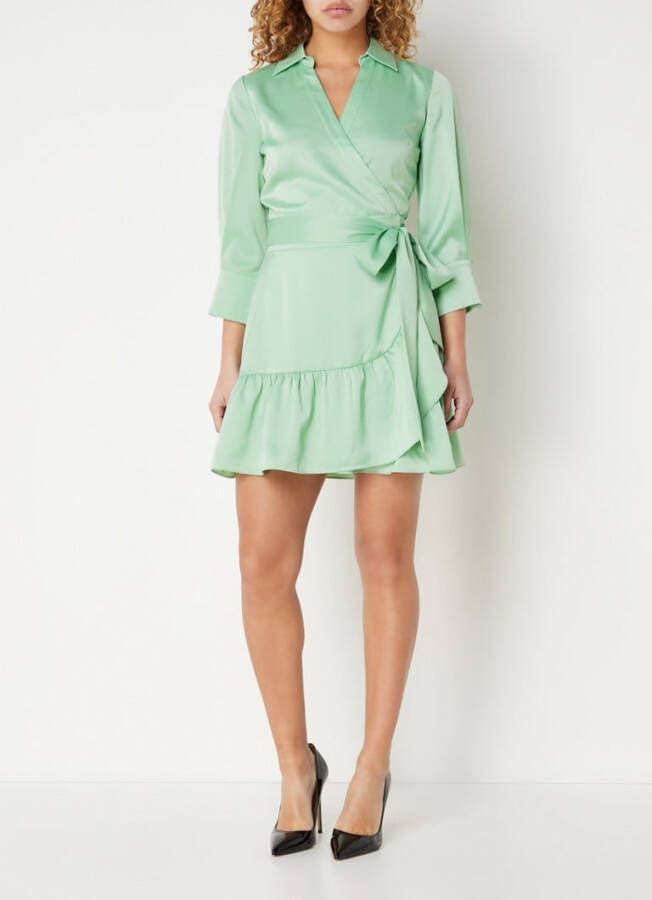 NIKKIE Loren wikkeljurk van satijn met striksluiting