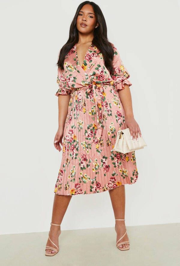 boohoo Plus Geplooide Satijnen Bloemen Midi Skater Jurk, Pink