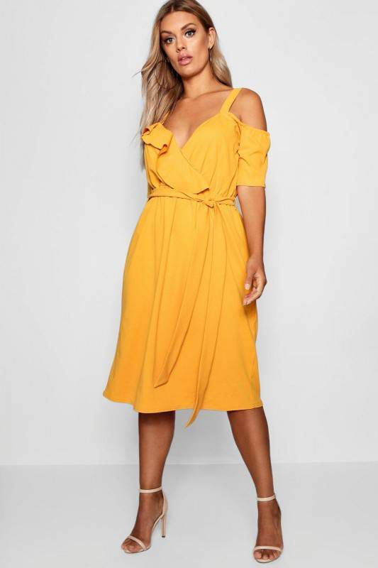 boohoo Plus Midi Jurk Met Laag Decollet&#xE9,, Ruches En Ceintuur, Mosterd