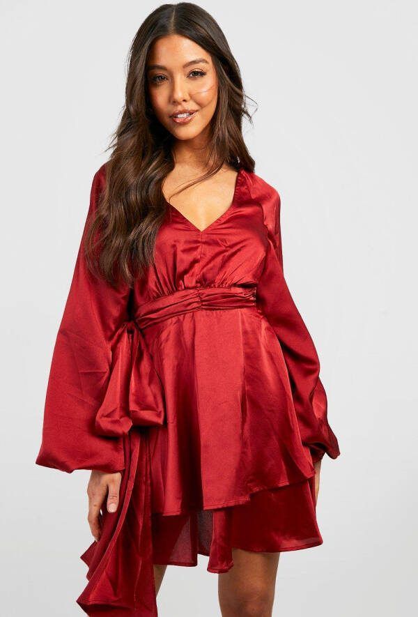 boohoo Satijnen Skater Jurk Met Laag Decolleté, En Shirtmouwen, Berry