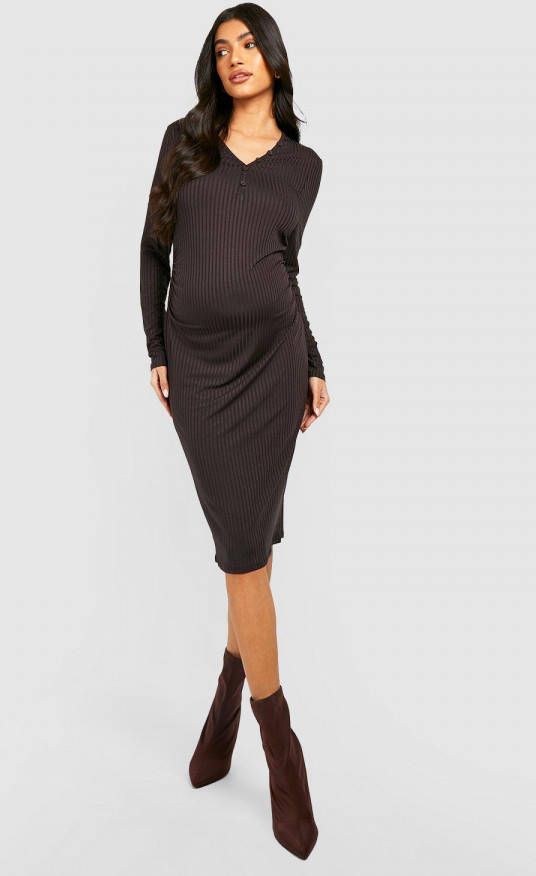 boohoo Zwangerschap Geribbelde Midi Jurk Met Hals Knopen, Chocolate